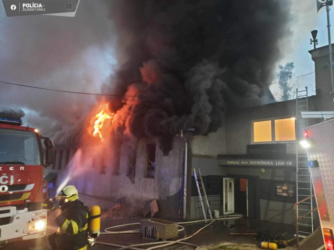 V Budatínskej Lehote horí budova kultúrneho domu, na mieste zasahujú hasiči