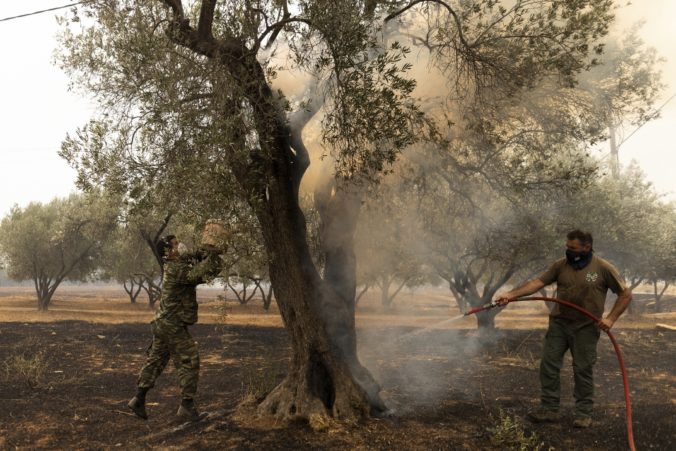 Grécky hasičský zbor zatkol dvoch mužov pre úmyselné založenie lesných požiarov