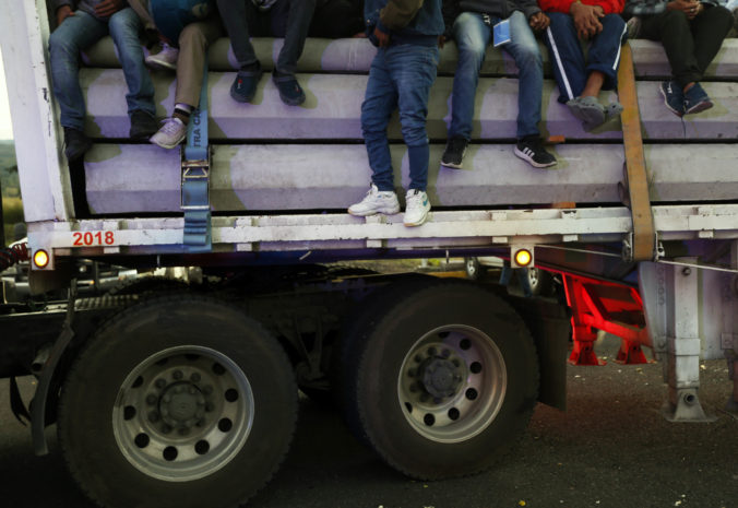 Rakúska polícia našla v nákladnom aute natlačených 53 migrantov, štyroch mužov zatkli 