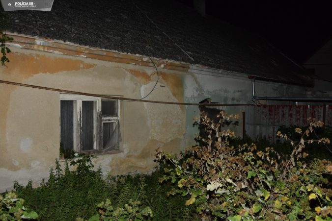 V Čachticiach zomrela pri požiari žena, v dome sa nachádzala ešte jedna osoba (foto)