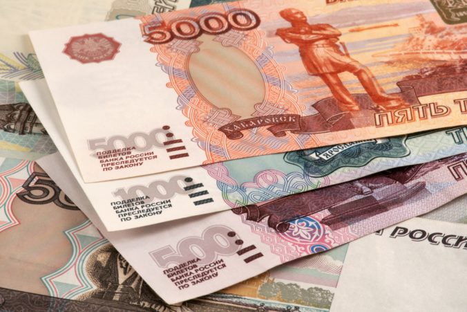 Ruský rubeľ klesá oproti americkému doláru, údajne za to môžu západné sankcie a Putinovo míňanie na vojnu