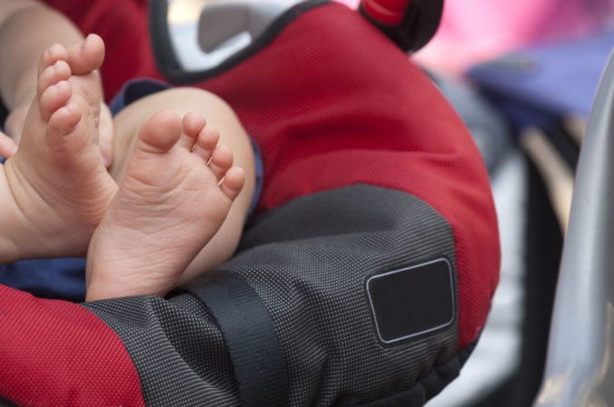 Žena nechala v uzamknutom aute dvojmesačné dieťa, hrozí jej trest tri až 10 rokov za mrežami