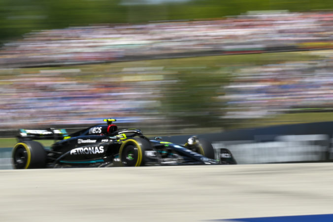 Mercedes predĺžil zmluvy s dvojicou svojich jazdcov Hamiltonom a Russellom