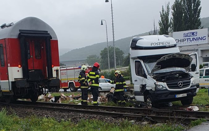 Zrážka vlaku s kamiónom prerušila železničnú dopravu na úseku Prešov – Drienovská Nová Ves