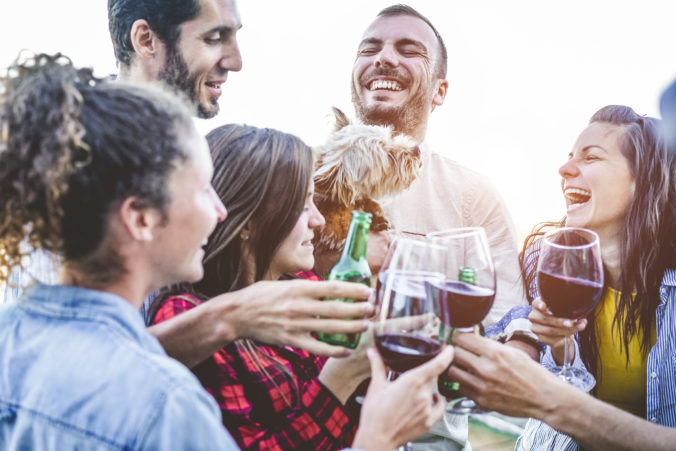 Alkohol nerobí ľudí okolo vás príťažlivejšími, vedci vyvrátili efekt pivných okuliarov