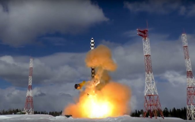 Rusko uviedlo do stavu bojovej pripravenosti medzikontinentálne balistické rakety Sarmat, unesú najmenej desať hlavíc