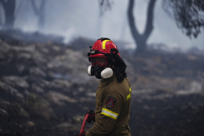 Masívny požiar na severovýchode Grécka pomaly slabne, spálil však už vyše 93-tisíc hektárov územia (foto)