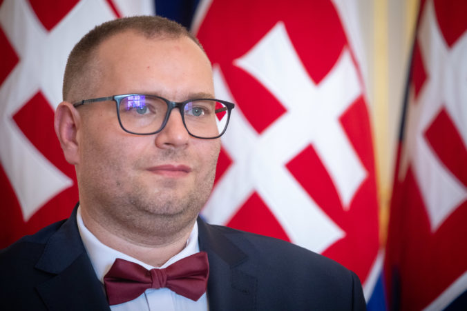 Ombudsman Dobrovodský apeluje na politikov, aby v predvolebnej kampani neútočili na práva skupiny obyvateľov