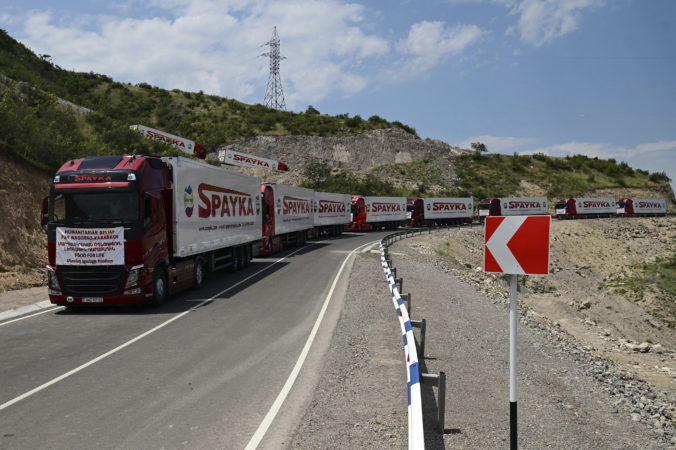 Azerbajdžan sľúbil otvorenie Lačinského koridoru, zásoby v Náhornom Karabachu sa míňajú