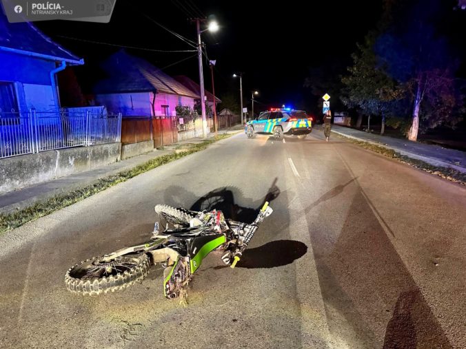 Motocyklista zišiel z cesty a narazil do brány rodinného domu, nehodu neprežil (foto)