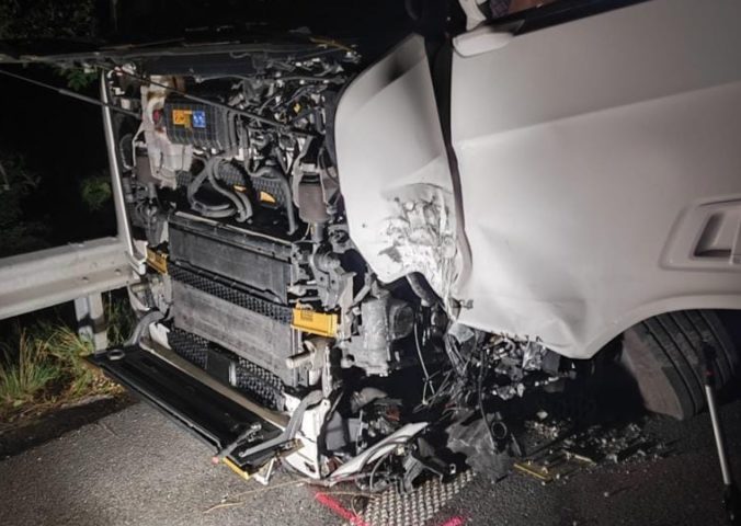 Vodič osobného automobilu prešiel do protismeru, zrážku s kamiónom neprežil (foto)