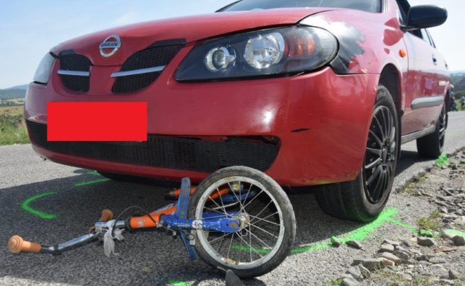 Mladý vodič zrazil dieťa na bicykli, zostalo zakliesnené pod autom