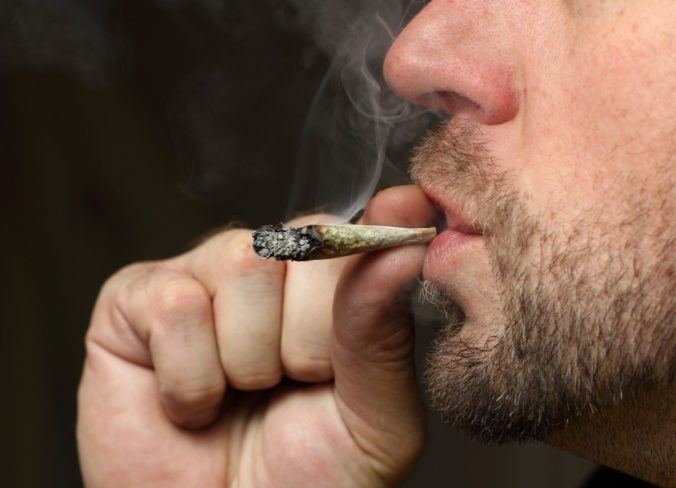 Tresty za marihuanu sú na Slovensku prehnane prísne, väčšina ľudí podporuje ich zmiernenie