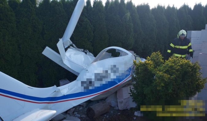 Do záhrady rodinného domu spadlo malé lietadlo, pilot a spolucestujúci neprežili (foto)