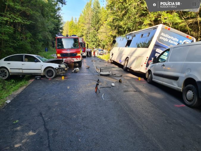 Medzi Spišskou Novou Vsou a Rožňavou sa zrazil autobus a dve autá, dopravu reguluje polícia