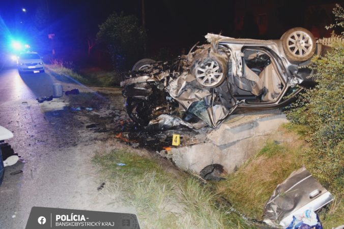 Žena so zadržaným vodičským preukazom nezvládla zákrutu, pri dopravnej nehode zomrel spolujazdec (foto)