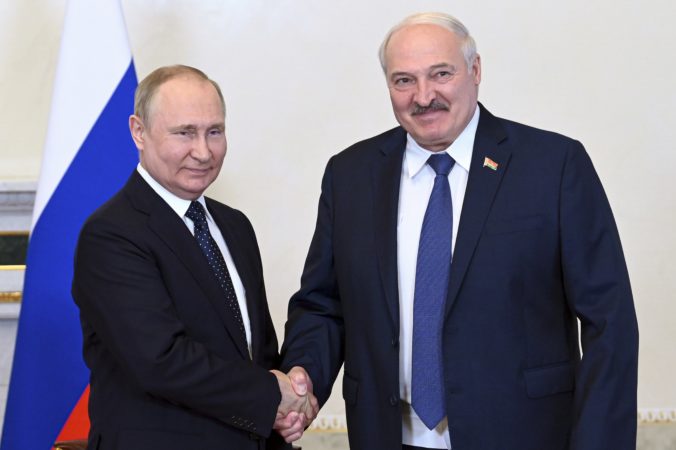 Lukašenko ide za Putinom do Ruska, od Bruselu dostal nálepku spolupáchateľ