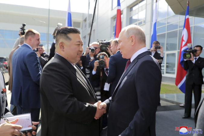 Putin po strate tisícov vojakov a minutí miliárd prosí o pomoc, reagujú USA na znepokojujúcu spoluprácu s Kimom