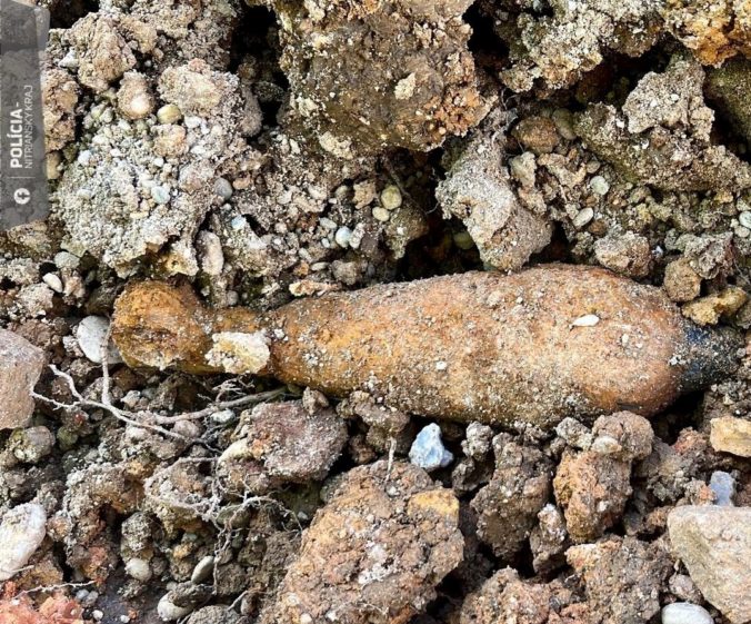 V areáli základnej školy v Pukanci bola nájdená povojnová munícia z obdobia druhej svetovej vojny (foto)