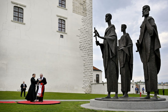 Šéf parlamentu Kollár a štátny sekretár Vatikánu odhalili na Bratislavskom hrade súsošie sv. Cyrila, Metoda a Gorazda