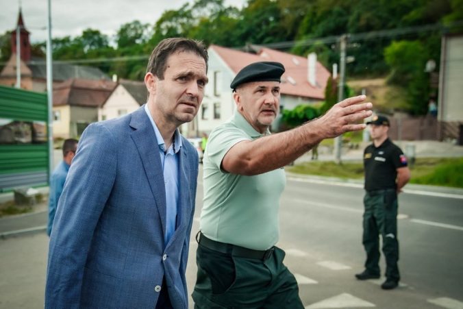 Premiér Ódor navštívil slovensko-maďarskú hranicu v obci Chľaba (foto)