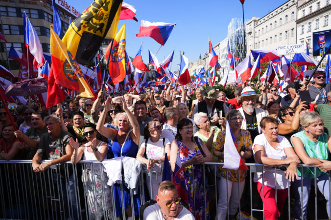 Tisíce Čechov žiadajú odstúpenie vlády, vyčítajú jej vysoké ceny energií i podporu Ukrajine (foto)