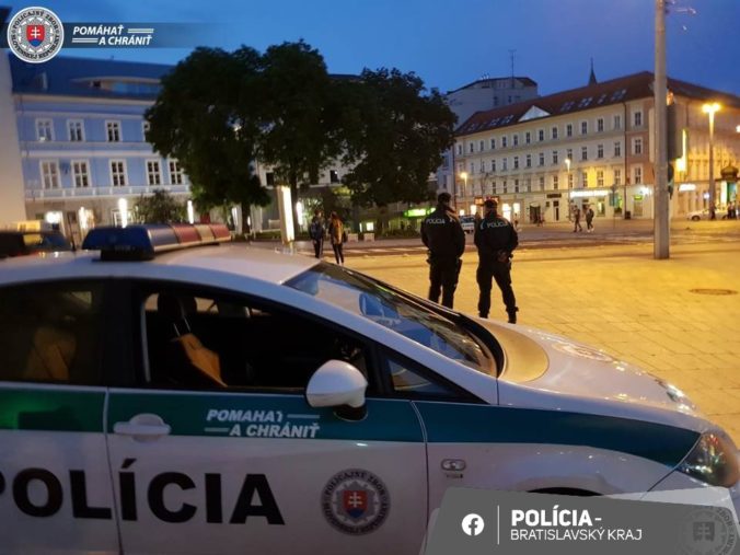 Agresívna žena zaútočila v Bratislave na muža, po kopanci do hlavy prišlo bodnutie nožom