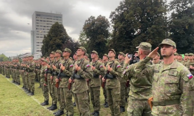 Vojenskú prísahu zložilo takmer 400 nových vojakov, slávnostný nástup sa po dlhom čase konal na verejnosti (video)