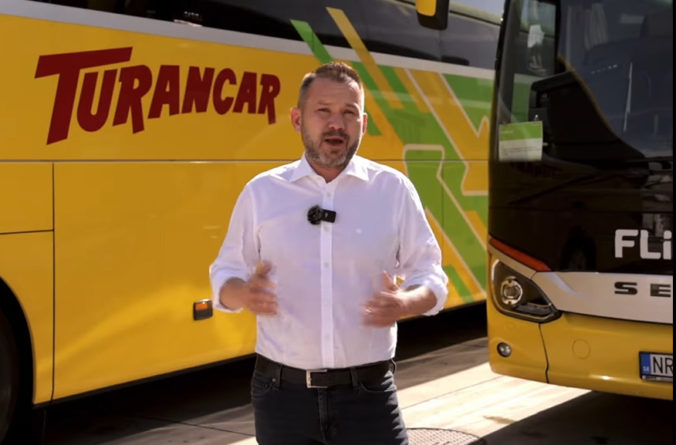 Becík z Hlasu zaobstaral autobusy na prepravu migrantov zo Slovenska, čaká však na krok od vlády (video)