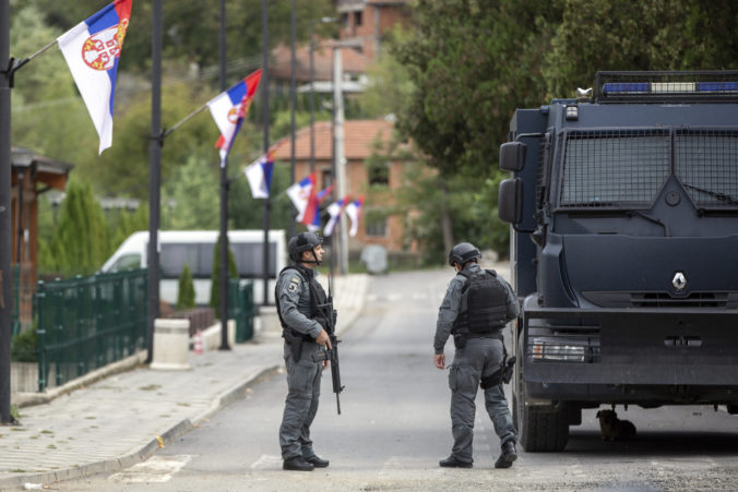 Biely dom varuje pred rozmiestnením srbských vojakov a techniky pri Kosove, vyzýva k ich stiahnutiu