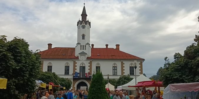 Voľby v Ľubietovej spestril aj Michalský jarmok, vyskytlo sa aj niekoľko malých nedorozumení (video)