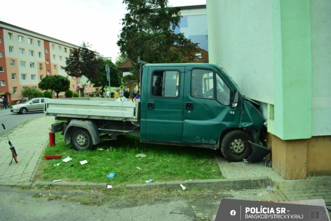 Do bytovky v Detve narazilo nákladné auto, vodič nafúkal (foto)