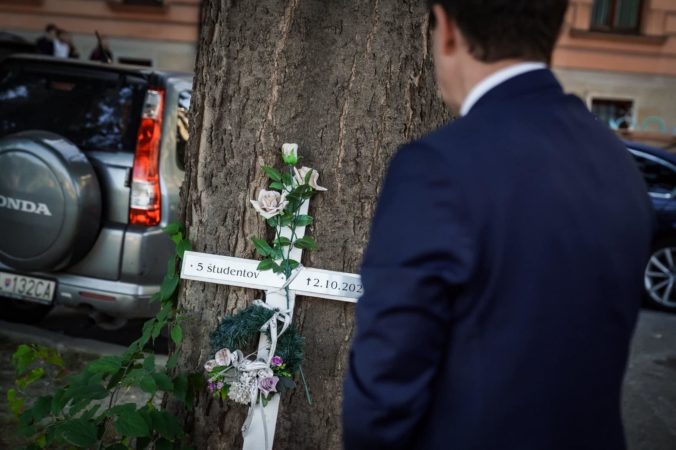 Premiér Ľudovít Ódor si zapálením sviečky uctil päť obetí minuloročnej dopravnej nehody na Zochovej (foto)