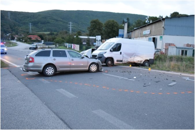 Dopravná nehoda v Bzinciach pod Javorinou na chvíľu zablokovala premávku, pri zrážke sa zranili obaja vodiči (foto)
