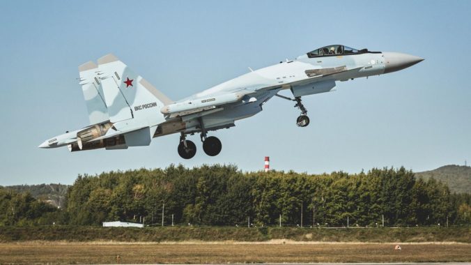 Rusko údajne na Ukrajine zostrelilo vlastnú stíhačku Su-35, podľa Britov ide o najpokročilejší model lietadla