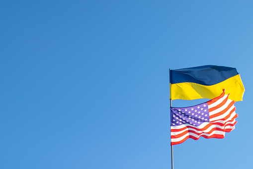 Väčšina Američanov naďalej schvaľuje pomoc Ukrajine, viac s ňou súhlasia demokrati než republikáni