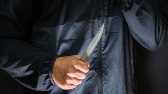 Za útok nožom na ulici v Prievidzi hrozí 32-ročnému mužovi desať rokov väzenia, vinia ho z ublíženia na zdraví