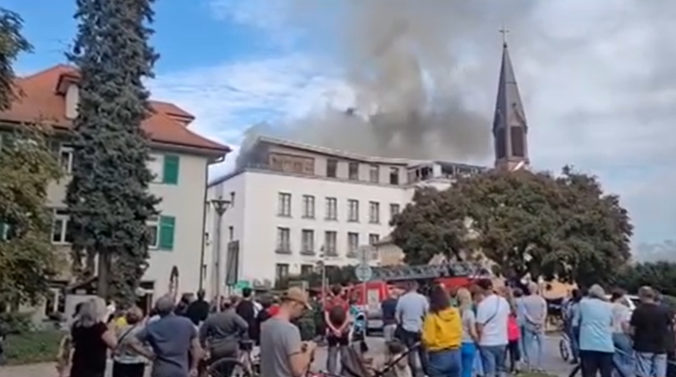 Hasiči zasahujú v centre Piešťan, hotel Pavla zachvátil požiar (video)