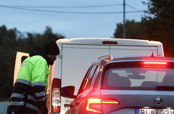 V Bratislave vyhlásili mimoriadnu situáciu pre tranzitnú migráciu, okolité štáty uzatvorili hranice