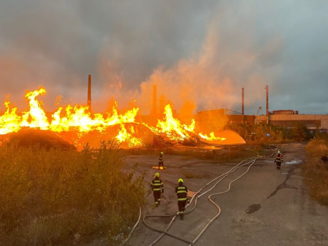Hasiči sa snažia zlikvidovať požiar dreva v českom Kladne, oheň sa im podarilo dostať pod kontrolu (foto)