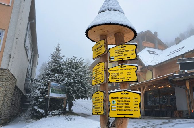 Štíty Tatier pokryl sneh, pohyb v horskom teréne pre vietor neodporúčajú (video+foto)