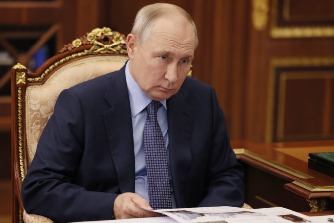 Budúcoročné prezidentské voľby sú Putinovou prioritou, Briti vyslovili aj prognózu o jeho predvolebnej kampani 