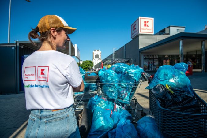 Kaufland a Lidl v septembri pomáhali čistiť našu krajinu