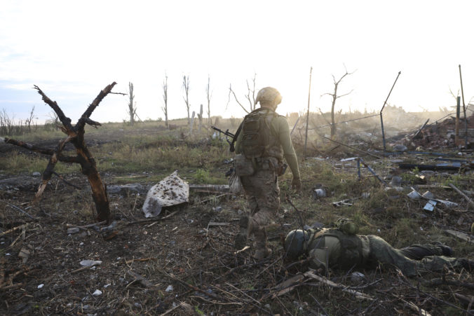 Rusi podľa Ukrajincov prišli za deň o 820 vojakov, 34 tankov aj 18 delostreleckých systémov