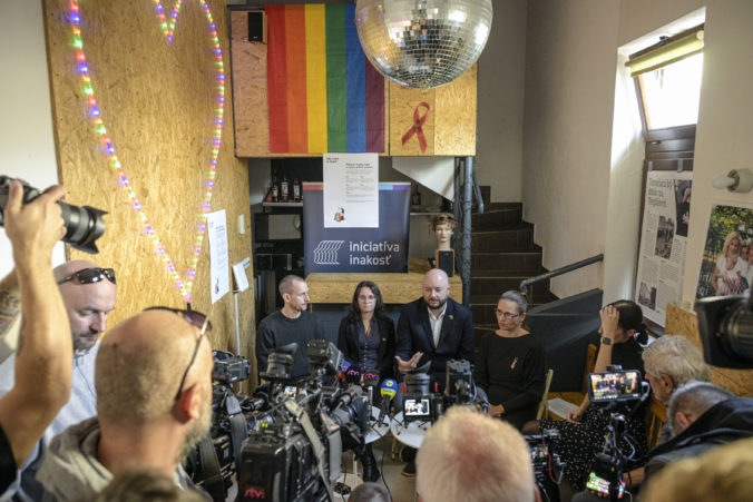 LGBTI+ komunita sa ani rok po útoku na Zámockej necíti bezpečne, politici nesplnili ani jeden z okruhov (foto)