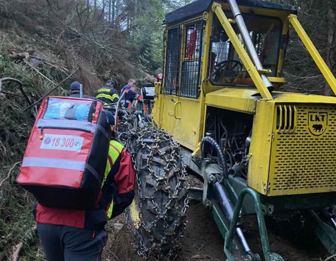 Lesného robotníka privalil pri Zázrivej traktor, pomáhali aj horskí záchranári (foto)