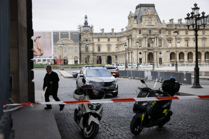 Múzeum Louvre v Paríži museli pre hrozbu evakuovať, vláda aj po útoku v škole zvýšila teroristickú pohotovosť