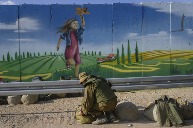 Militanti zadržiavajú v Pásme Gazy takmer 200 rukojemníkov, viac ako sa odhadovalo