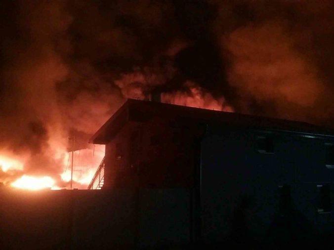 Rodinný dom, ktorý poškodilo zemetrasenie na východe Slovenska, zachvátil požiar
