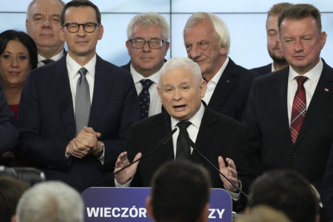 Voľby v Poľsku zrejme vyhrala vládna strana PiS, ale pri moci asi nezostane